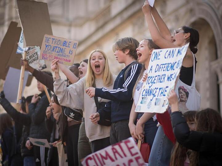 Jugendliche nehmen mit Plakaten und Schildern an einer Demonstration für mehr Klimaschutz auf dem Parliament Square in London teil.