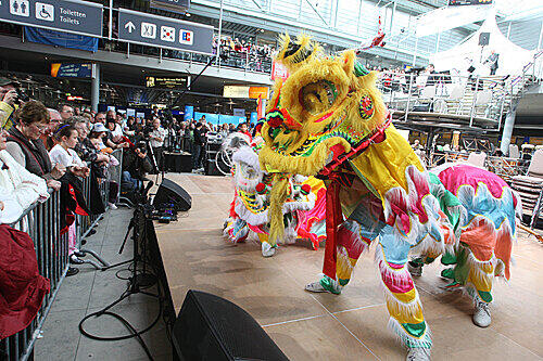 Zu den Klängen Vietnamischer Musik begeisterten diese Drachentänzer die Zuschauer auf der Nürnberger Airport-Party.