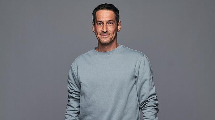 LOL war das letzte TV-Projekt von Mirco Nontschew. Kurze Zeit später starb er mit nur 52 Jahren.