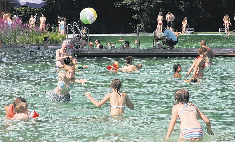 Der Nichtschwimmerbereich eignet sich zum Spielen und Plantschen für alle Altersgruppen. Ein kurzer