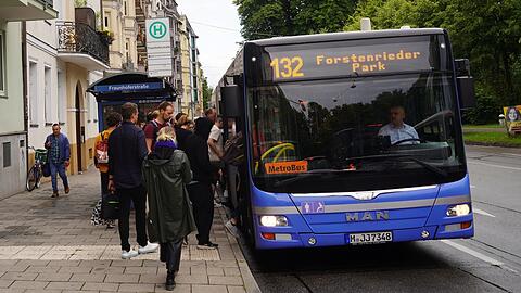 Glück gehabt, man kommt rein: Fahrgäste am Mittwoch an der Haltestelle Fraunhoferstraße.