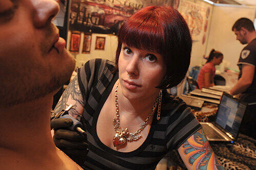 Ja, es schmerzt - auch wenn der Anblick der süßen Tattoo-Künstlerin Clarissa einiges wett macht.