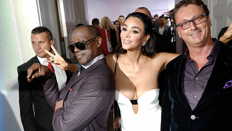 Bernhard Fritsch (r.) im Rampenlicht mit Wesley Snipes und Verona Pooth auf der Bertelsmann-Party im Jahr 2016 in Berlin. Ein Jahr sp&auml;ter nahm das FBI den "StarClub" des geb&uuml;rtigen Landshuters ins Visier.