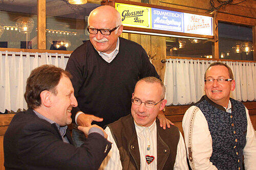 Stammtisch-Besucher: Gerd Schmelzer (M.) mit Norbert Küber (li.), Dieter Barth und Volker Heißmann.