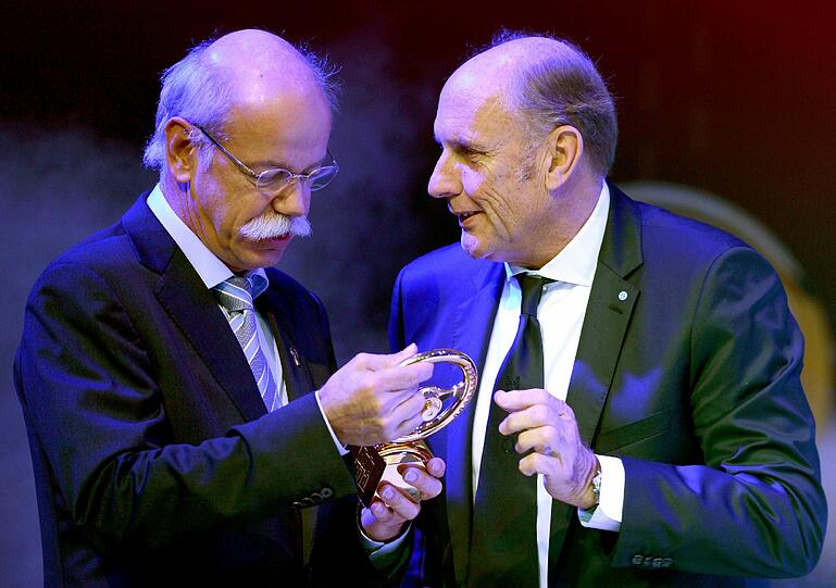 Der Vorstandsvorsitzende der Daimler AG, Dieter Zetsche (l), bekommt bei der Preisverleihung "Das Goldene Lenkrad" den Preis für die Mercedes-Sonderklasse SUV von dem ehemaligen Rennfahrer Hans-Joachim Stuck überreicht.