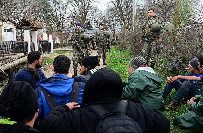 Um den katastrophalen Bedingungen in Idomeni zu entgehen, brachen am Montag hunderte von Menschen in Richtung grüne Grenze auf. Einige ertranken dabei. Die Überlebenden wurden umgehend von dem mazedonischen Militär nach Griechenland zurückgebracht.