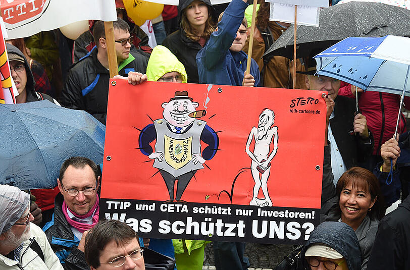 Großkundgebung gegen CETA und TTIP am Samstag in München: die Bilder von der Demo am Odeonsplatz.