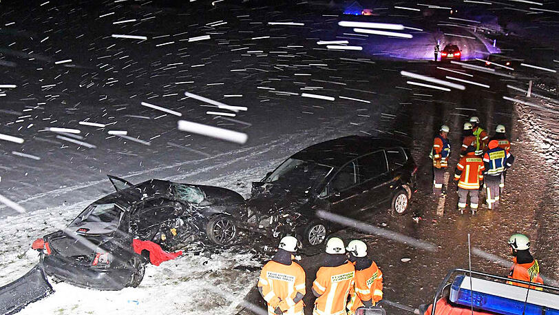 Auf eisglatter Straße kam ein Audi-Fahrer ins Schleudern und prallte mit einem VW-Kleinbus zusammen. Der Fahrer des Audi starb noch an der Unfallstelle.