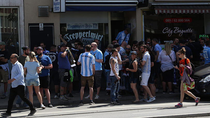 Die Löwen-Anhänger vor dem Derby auf dem Weg ins Grünwalder Stadion. Im Schlepptau: Reichlich Polizei. Die Bilder vom Sonntagmittag.