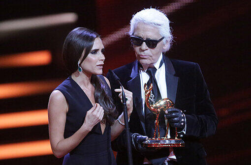 Die britische Stil-Ikone Victoria Beckham wird bei der 65. Bambi-Verleihung im Stage-Theater am Potsdamer Platz in Berlin von Modezar Karl Lagerfeld mit dem Bambi in der Kategorie "Fashion" ausgezeichnet.