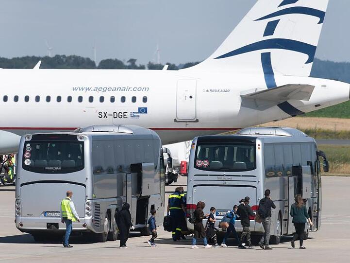 Angekommen: Flüchtlinge aus griechischen Flüchtlingslagern steigen aus dem Flugzeug am Flughafen Kassel-Calden.