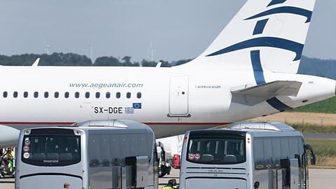 Angekommen: Flüchtlinge aus griechischen Flüchtlingslagern steigen aus dem Flugzeug am Flughafen Kassel-Calden.