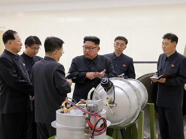 Nordkoreas Staatschef Kim Jong Un neben einem Sprengkopf: Nach Ansicht von Experten hat Pjöngjang nach dem ersten Treffen mit Trump nicht wesentlich abgerüstet.