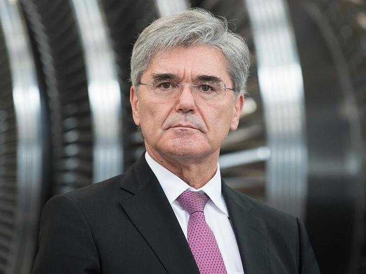 Siemens-Vorstand Joe Kaeser steht in einer Fertigungshalle des Siemens-Werks Görlitz vor einer Turbine. Foto: Sebastian Kahnert/dpa-Zentralbild/Archivbild/dpa