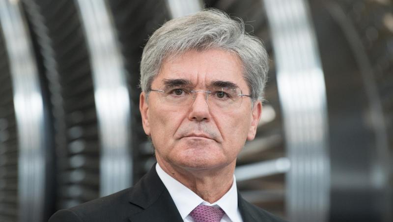 Siemens-Vorstand Joe Kaeser steht in einer Fertigungshalle des Siemens-Werks Görlitz vor einer Turbine. Foto: Sebastian Kahnert/dpa-Zentralbild/Archivbild/dpa Siemens-Vorstand Joe Kaeser steht in einer Fertigungshalle des Siemens-Werks Görlitz vor einer Turbine. Foto: Sebastian Kahnert/dpa-Zentralbild/Archivbild/dpa