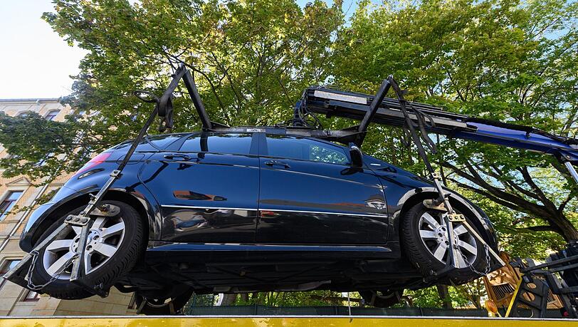 Ein Auto wird abgeschleppt, nachdem die Polizei da war.