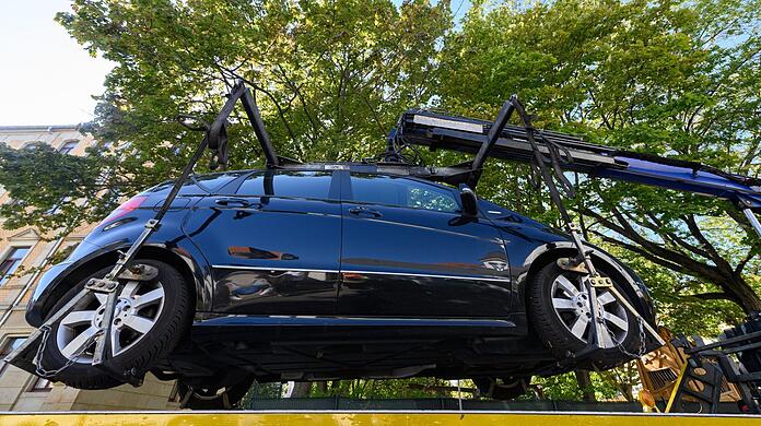 Ein Auto wird abgeschleppt, nachdem die Polizei da war.
