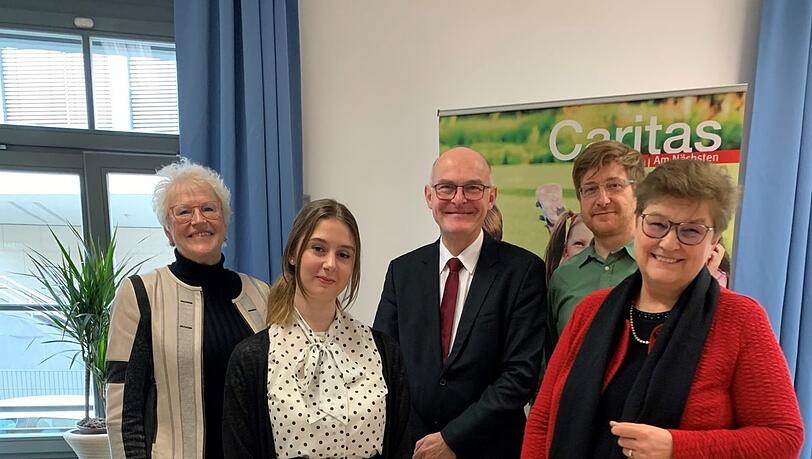 Fordern bessere Bedingungen für die Betreuung von Kindern (v. l.):Sozialpädagogin Angelika Sewalski, Azubi Sara Birzer, Caritasdirektor Hermann Sollfrank, Fred Ranner, Leiter Heilpädagogische Tagesstätten und Gabriele Stark-Angermeier, Vorständin des Diözesan-Caritasverbandes. Fordern bessere Bedingungen für die Betreuung von Kindern (v. l.):Sozialpädagogin Angelika Sewalski, Azubi Sara Birzer, Caritasdirektor Hermann Sollfrank, Fred Ranner, Leiter Heilpädagogische Tagesstätten und Gabriele Stark-Angermeier, Vorständin des Diözesan-Caritasverbandes.