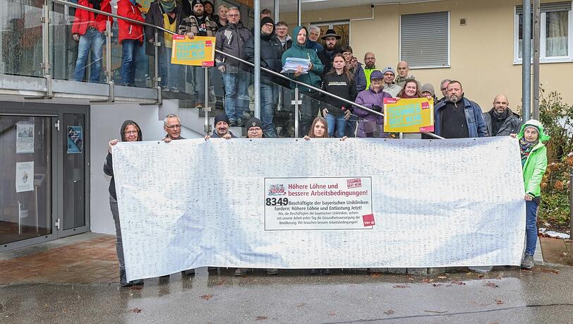 8349 Unterschriften von Uniklinik-Mitarbeitern stehen auf diesem Mega-Plakat. Sie fordern in einer Verdi-Petition vom Freistaat deutlich höhere Löhne und bessere Arbeitsbedingungen.