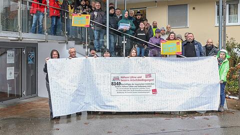 8349 Unterschriften von Uniklinik-Mitarbeitern stehen auf diesem Mega-Plakat. Sie fordern in einer Verdi-Petition vom Freistaat deutlich höhere Löhne und bessere Arbeitsbedingungen.