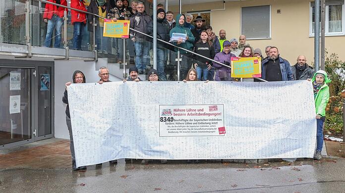 8349 Unterschriften von Uniklinik-Mitarbeitern stehen auf diesem Mega-Plakat. Sie fordern in einer Verdi-Petition vom Freistaat deutlich höhere Löhne und bessere Arbeitsbedingungen.