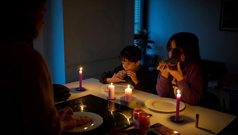 Nach dem weitreichenden Blackout normalisiert sich die Lage in Spanien und Portugal allmählich - aber einige Haushalte sind noch immer im Dunklen.