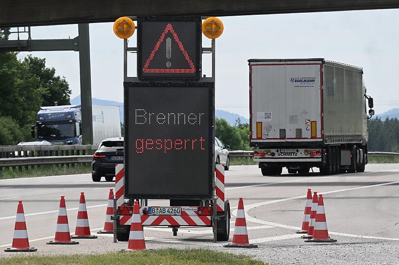 Lastwagen mussten an der Grenze umdrehen.