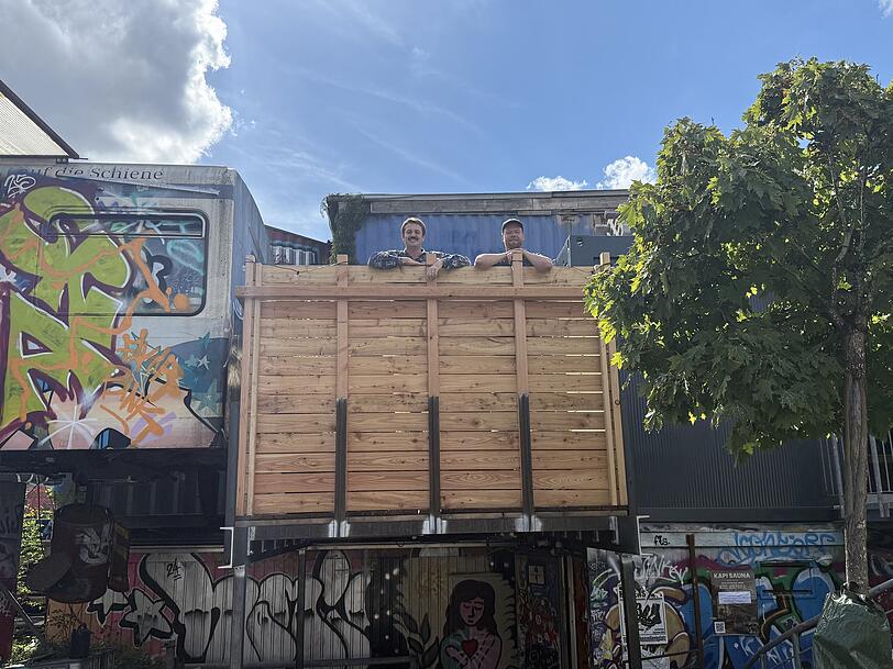 Auch eine Terrasse gibt’s: Dass Gäste mit dem Inventar nicht pfleglich umgehen könnten, fürchten die beiden Freunde nicht. Auch eine Terrasse gibt’s: Dass Gäste mit dem Inventar nicht pfleglich umgehen könnten, fürchten die beiden Freunde nicht.