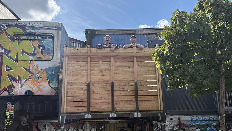 Auch eine Terrasse gibt&rsquo;s: Dass G&auml;ste mit dem Inventar nicht pfleglich umgehen k&ouml;nnten, f&uuml;rchten die beiden Freunde nicht.
