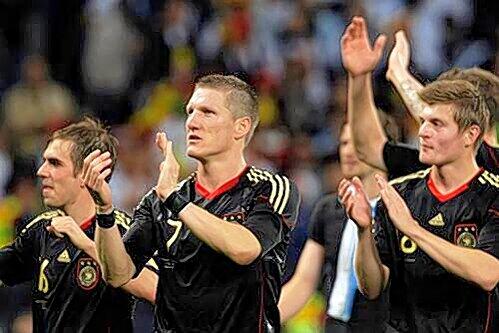 Drei Nationalspieler, drei Bayern-Spieler &ndash; und das sollen sie, wenn es nach den Fans geht, wohl auch bleiben (von links): Philipp Lahm, Bastian Schweinsteiger und Toni Kroos.