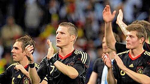 Drei Nationalspieler, drei Bayern-Spieler – und das sollen sie, wenn es nach den Fans geht, wohl auch bleiben (von links): Philipp Lahm, Bastian Schweinsteiger und Toni Kroos. Drei Nationalspieler, drei Bayern-Spieler – und das sollen sie, wenn es nach den Fans geht, wohl auch bleiben (von links): Philipp Lahm, Bastian Schweinsteiger und Toni Kroos.