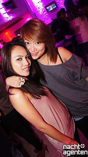 Heiße Mädels und sexy Moves bei "DJ A-Les B-Day Bash" im Crown's Club. Mehr Bilder gibt es unter www.nachtagenten.de.