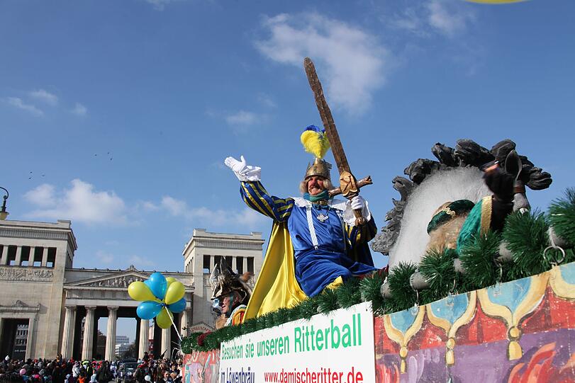 Damische Ritter: Auch bei Minusgraden lassen es die Narren in München krachen. Die Bilder vom Umzug