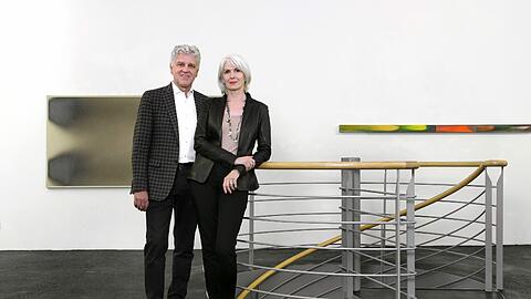 Vier Augen sehen mehr als zwei, findet Wolfang Häusler, der hier mit seiner Frau Christa &ndash; &bdquo;Sie ist das Gewissen der Galerie&ldquo; - vor Arbeiten des New Yorker Malers Michael Venezia steht.
