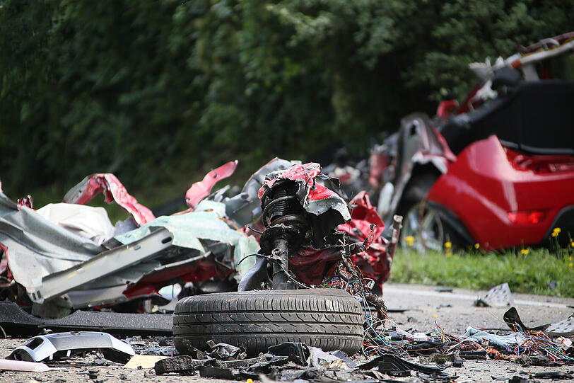 Weitere Bilder vom Verkehrsunfall auf der B12 bei Marktl und Simbach.