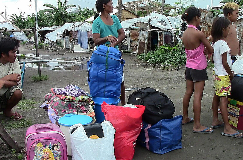 Zehntausende flüchten vor Taifun "Hagupit"