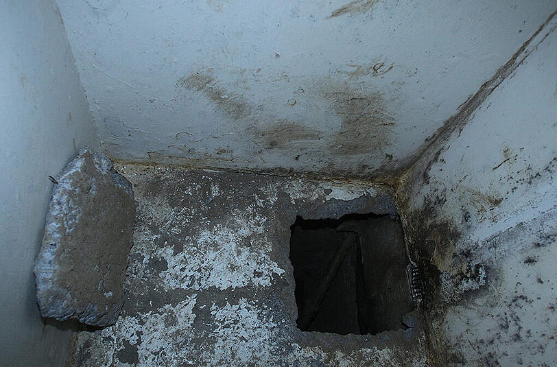 Guzmán war am Samstag durch einen heimlich gegrabenen Tunnel aus dem Gefängnis im zentral gelegenen Bundesstaat México entkommen. Der unterirdische Gang ist nach Angaben der Behörden 1,5 Kilometer lang, rund 1,70 Meter hoch, 80 Zentimeter breit und verfügt über eine Luftzufuhr sowie Beleuchtung. Mit einem Motorrad, das auf Schienen fuhr, wurde die Erde aus dem Tunnel abtransportiert.