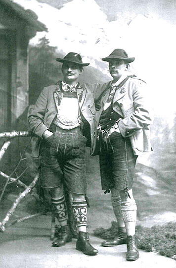 Fotoaufnahme vor einer Kulissenwand, zirka 1925: Matthias Ruhland (r.) und ein Freund posieren in bayerischer Tracht.