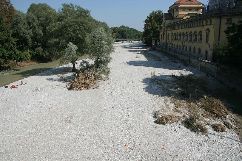 Die Isar im Jahr 2005: Ganz schön wenig Wasser &ndash; kaum zu glauben, dass ein paar Tage vor dieser Aufnahme hier noch Hochwasser war.