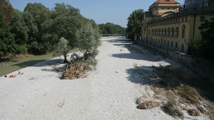 Die Isar im Jahr 2005: Ganz schön wenig Wasser – kaum zu glauben, dass ein paar Tage vor dieser Aufnahme hier noch Hochwasser war. Die Isar im Jahr 2005: Ganz schön wenig Wasser – kaum zu glauben, dass ein paar Tage vor dieser Aufnahme hier noch Hochwasser war.