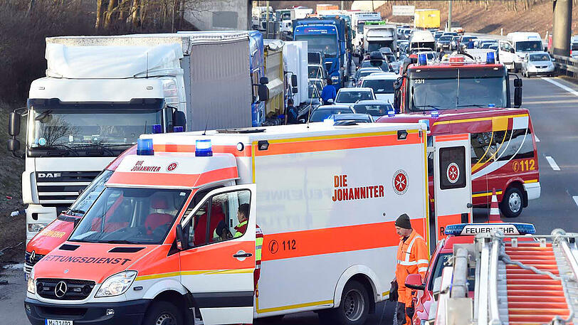 Schwerer Lkw-Unfall auf der A99. Die Bilder von der Unfallstelle.