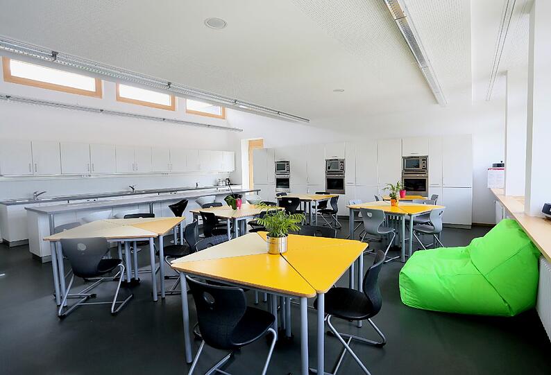 Sitzecken, eine Kantine mit Mikrowelle und draußen Liegestühle: Hier können die Schüler, die den Tag in der Schule verbringen, auch mal entspanenn.