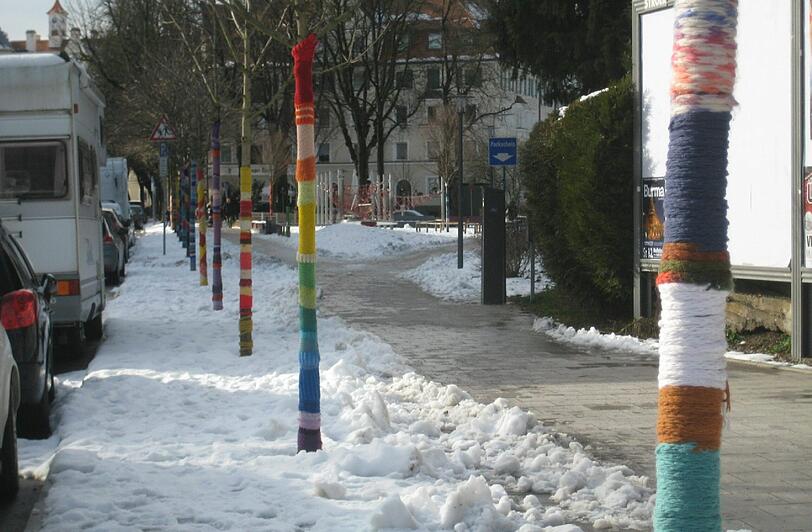49 Bäume in warmen Winterschals am Hans-Mielich-­Platz.