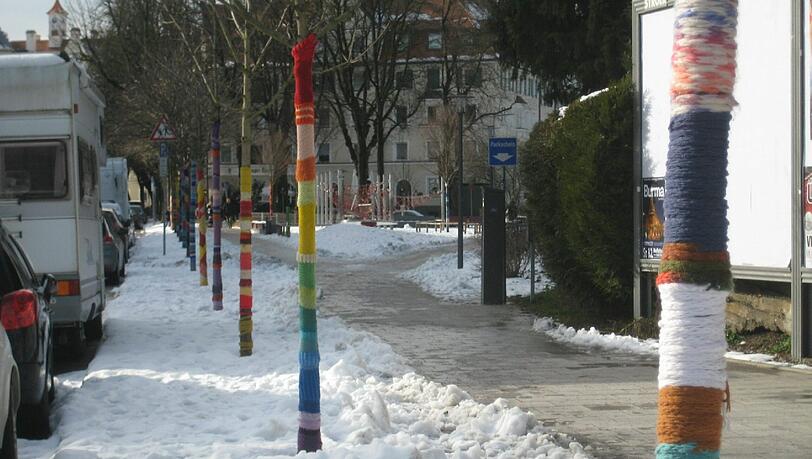 49 Bäume in warmen Winterschals am Hans-Mielich-Platz. 49 Bäume in warmen Winterschals am Hans-Mielich-Platz.