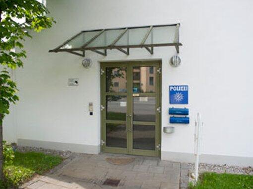 Der Wildbiesler suchte sich ausgerechnet eine Polizeiwache als Wand aus.