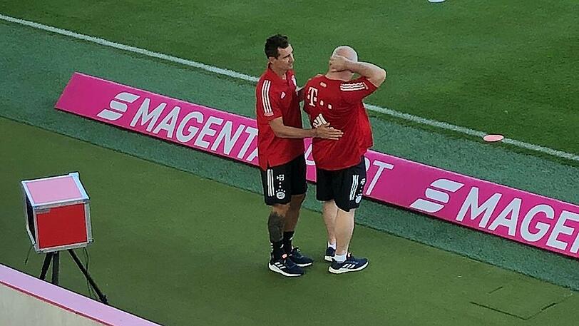 Miroslav Klose (links) steht erstmals bei den Profis des FC Bayern an der Seitenlinie.