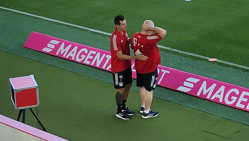 Miroslav Klose (links) steht erstmals bei den Profis des FC Bayern an der Seitenlinie. Miroslav Klose (links) steht erstmals bei den Profis des FC Bayern an der Seitenlinie.