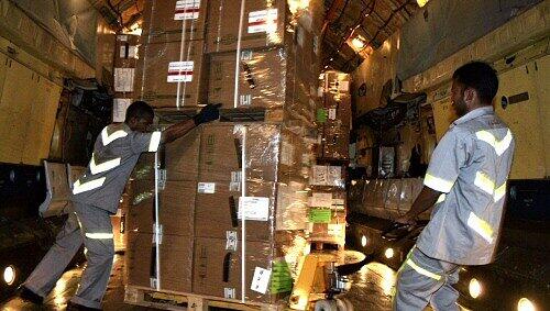 UN-Hilfsgüter werden verladen UN-Hilfsgüter werden verladen