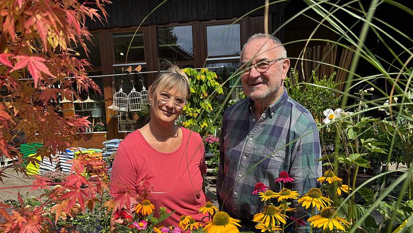 Im Gartencenter von Franz Xaver Reim (83) und seiner Tochter Sonja (57) gibt es Pflanzen in Hülle und Fülle, Tierfutter, Sämereien und beste Beratung. Im Gartencenter von Franz Xaver Reim (83) und seiner Tochter Sonja (57) gibt es Pflanzen in Hülle und Fülle, Tierfutter, Sämereien und beste Beratung.