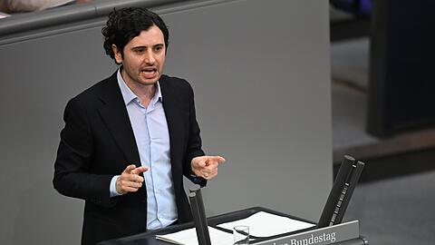 Hakan Demir, Innenpolitiker der SPD, spricht mit Blick auf die geplanten R&uuml;ckf&uuml;hrungszentren in Drittstaaten von einer "Phantomdebatte". (Archivfoto)